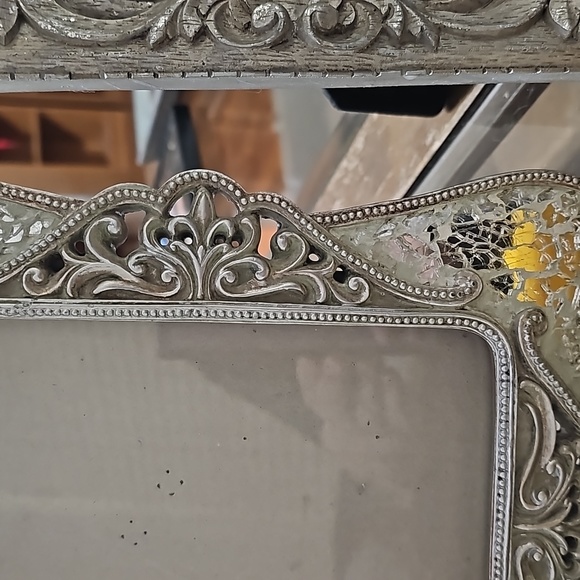 4.5 x 7 picture frame. Like new - Picture 3 of 4